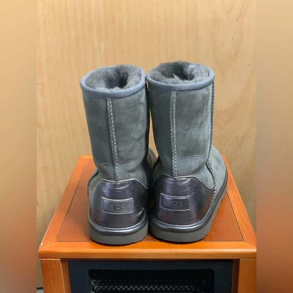 UGG Gray Suede Boots with Fur Lining.      Size-5